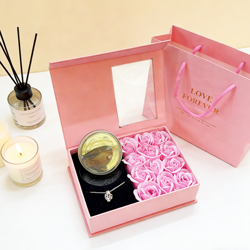 Set cadou „Perla Destinului” – Colier cu perlă naturală din scoică de apă dulce & Trandafiri din săpun, culoare roz - imagine 9